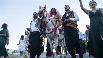 Unutulmaya yüz tutan atlı gelin geleneği Ovacık düğünlerinde yaşatılıyor