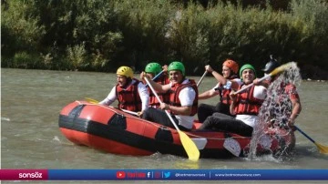 Vali Çelik ve protokol üyeleri sporcularla rafting yaptı