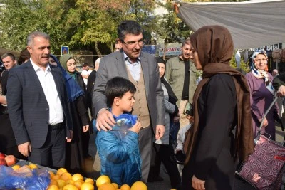 Vekil Nasıroğlu, semt pazarını gezdi