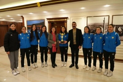 Voleybol Takımı birincilik kupasını Eş Başkanlara takdim etti