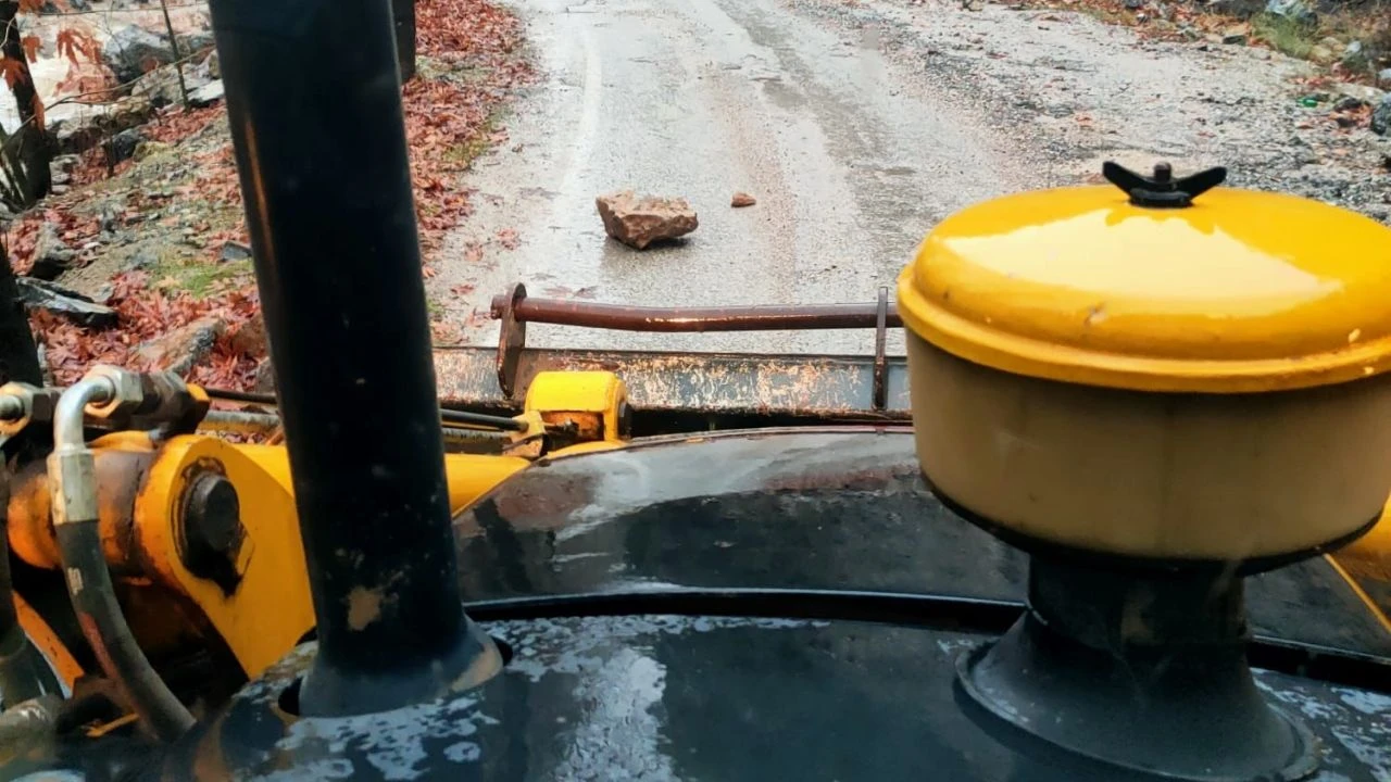 Yağışın ardından heyelan oluştu