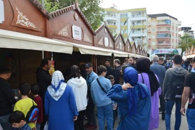 Yazar Yaman, fuarda kitaplarını imzaladı